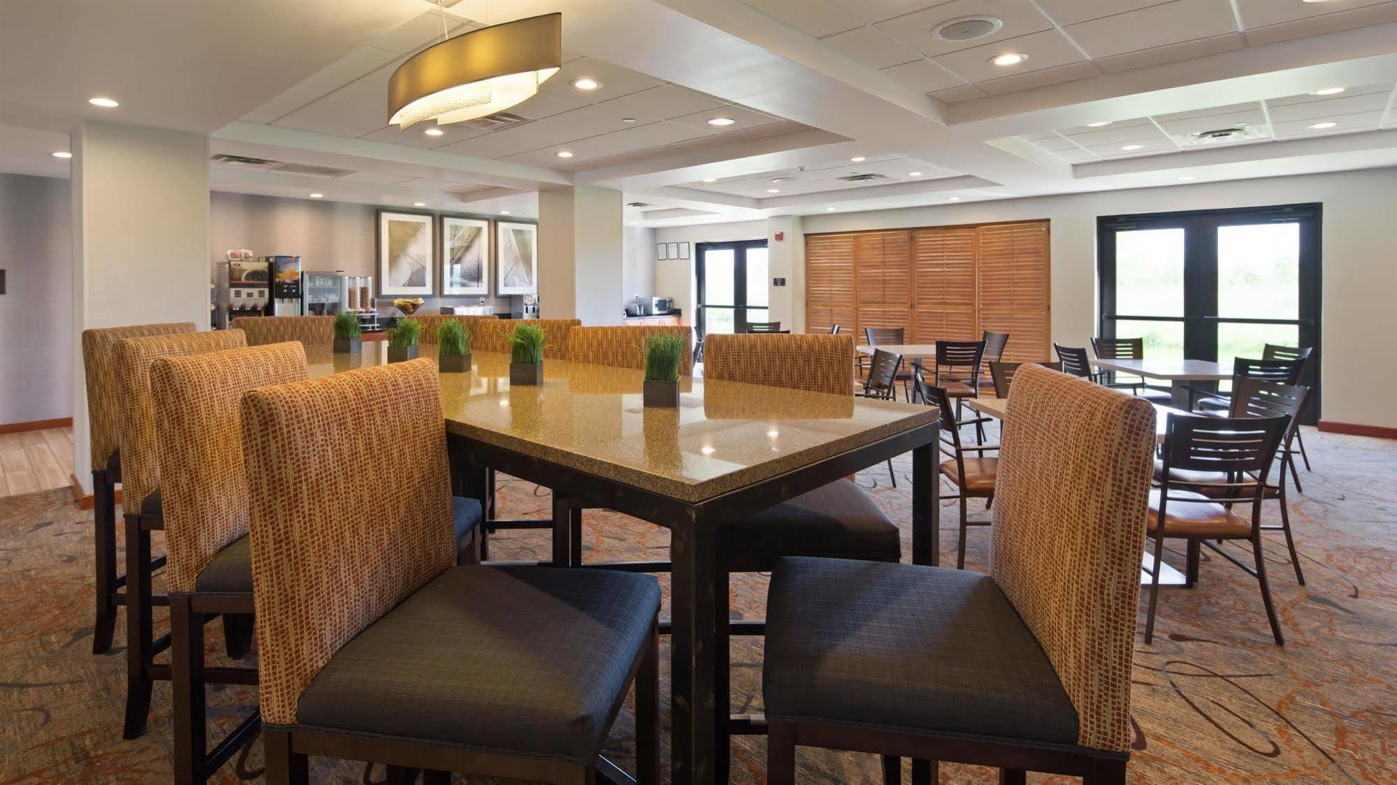 Holiday Inn Express & Suites Cedar Falls Dış mekan fotoğraf